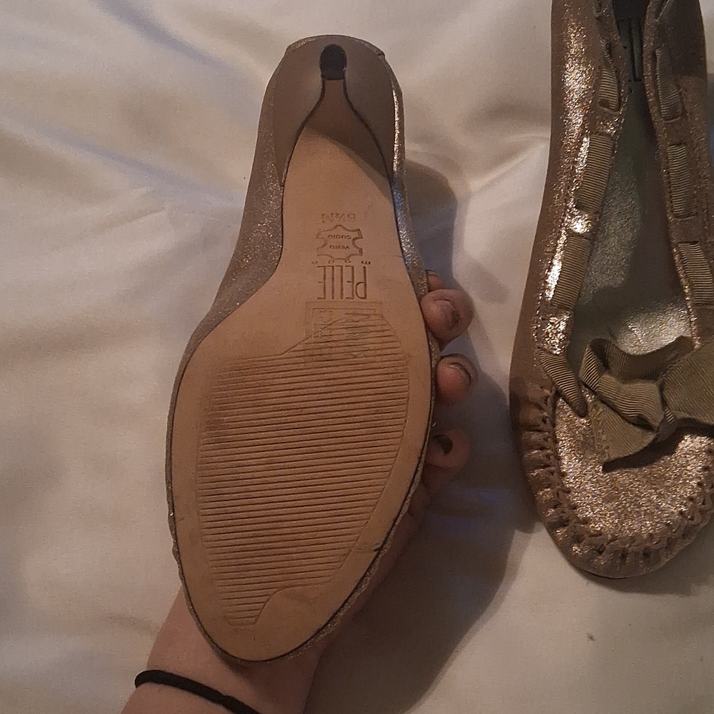 Pelle Moda Women's Gold Bow Heels - Picture 4 of 7